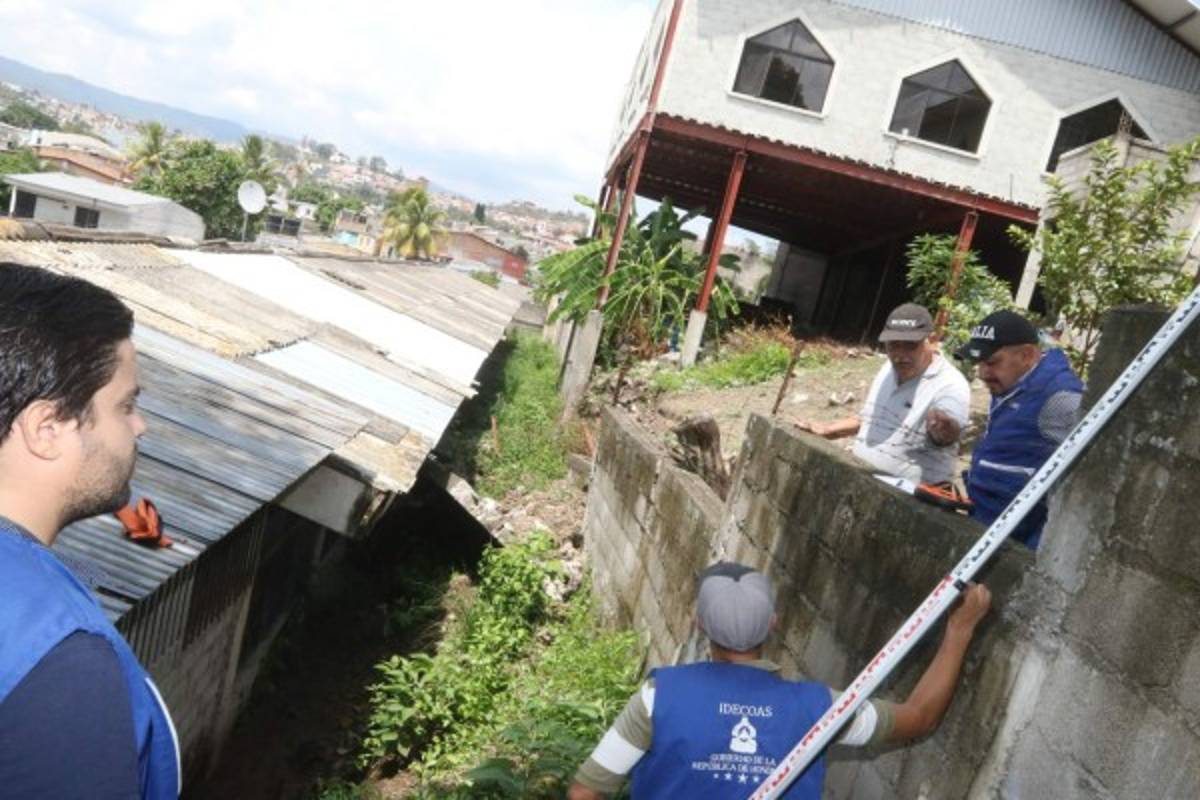 Por lluvias se cae muro en la Escuela Itzamná