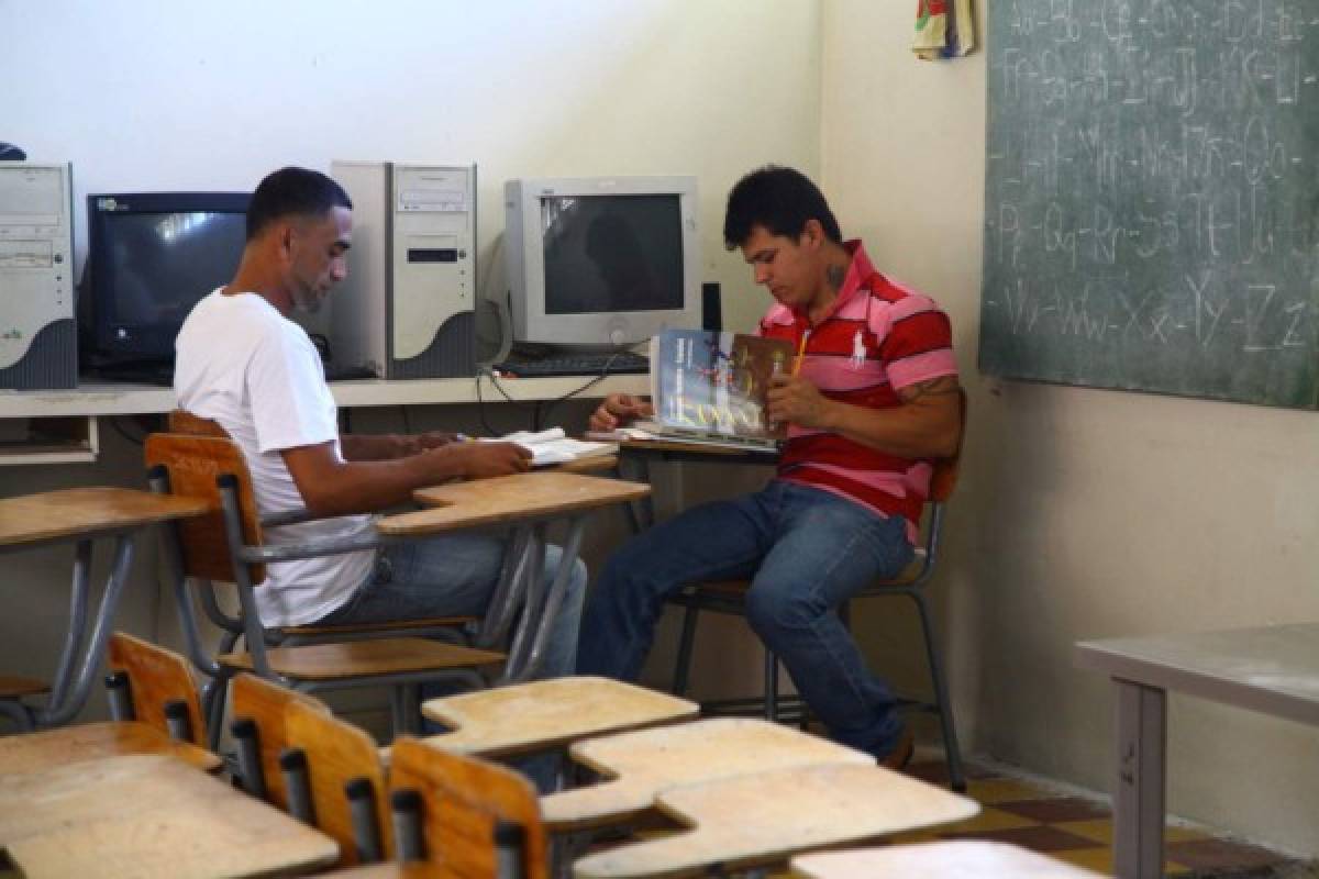 Más de 100 reos hondureños culminan año escolar