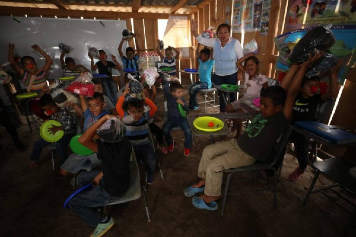 Una donación de libros y show de magia llegan a niños de El Zurzular