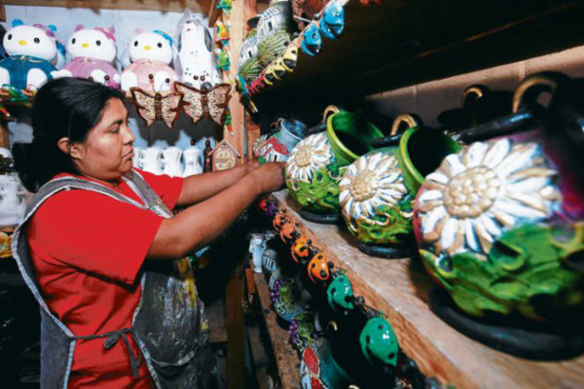 Manos que plasman hermosas obras de arte