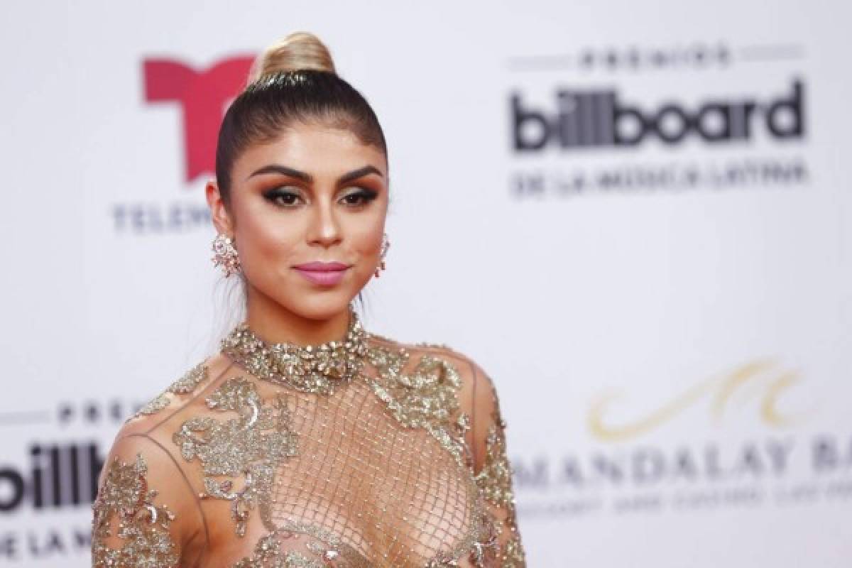 Pautips encanta a sus fans con atrevido vestido dorado para asistir a los Latin Billboard 2019