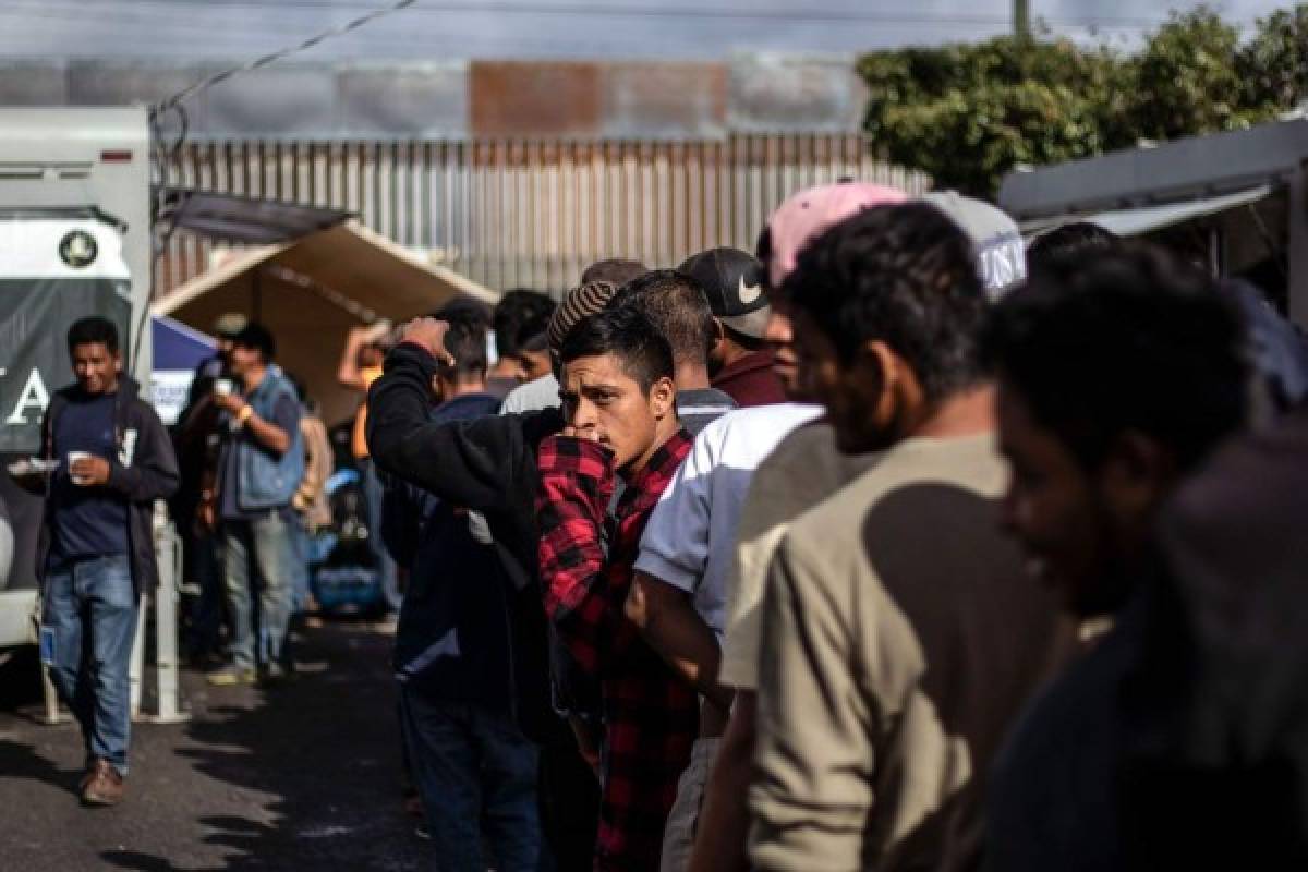 Migrantes centroamericanos marchan hacia puente fronterizo entre México y Estados Unidos