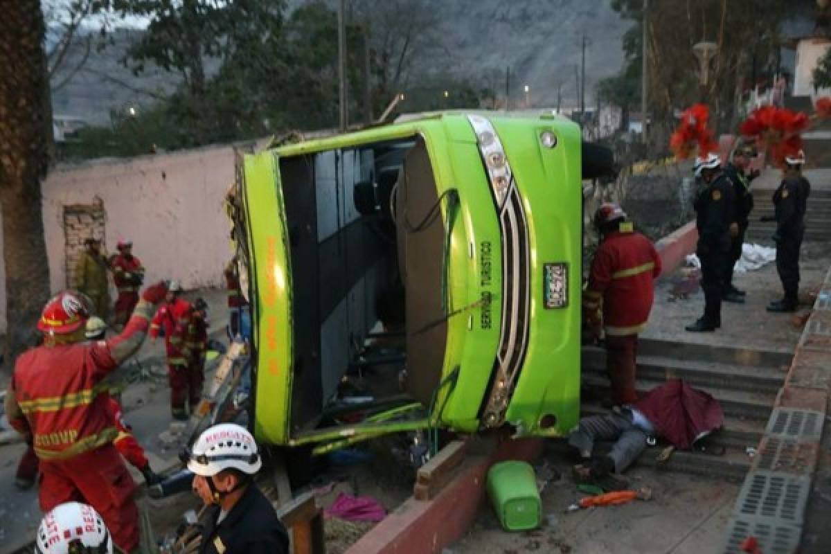 Al menos ocho muertos al despistarse bus en Perú