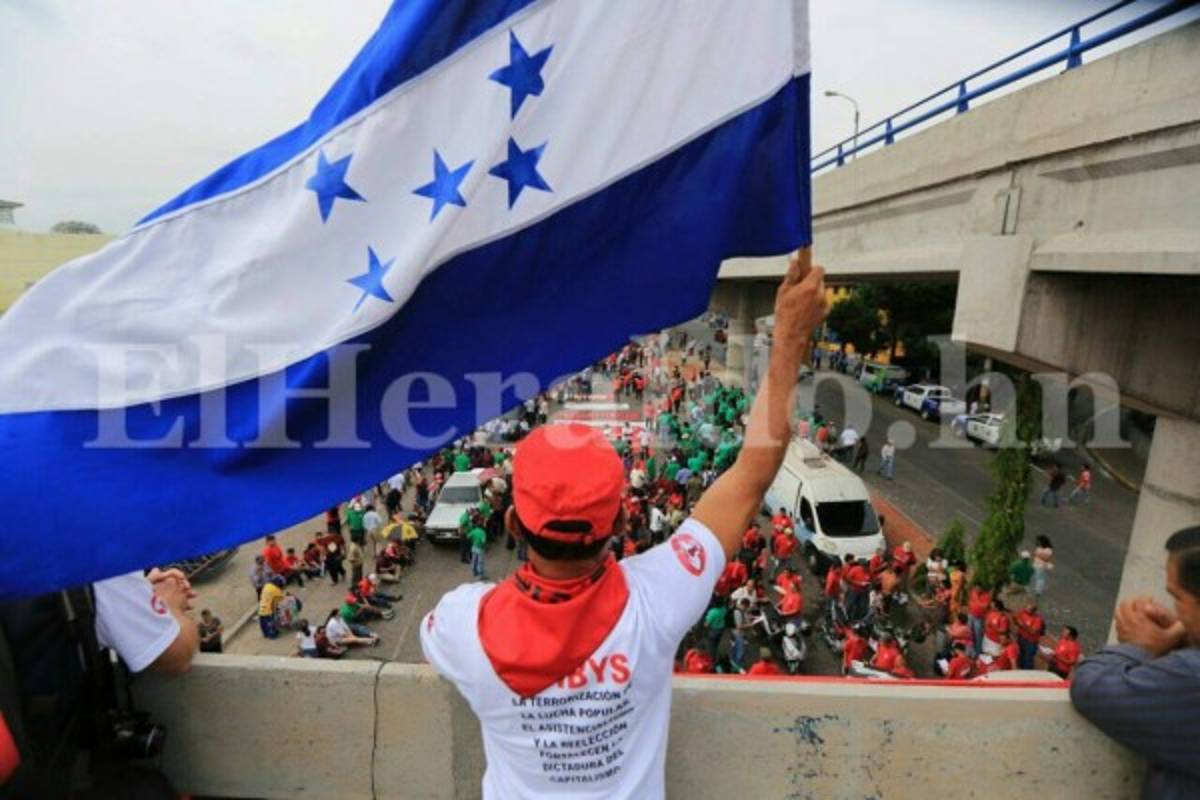 Cierra marcha del Día de los Trabajadores con condena al saqueo de instituciones y política migratoria de Trump
