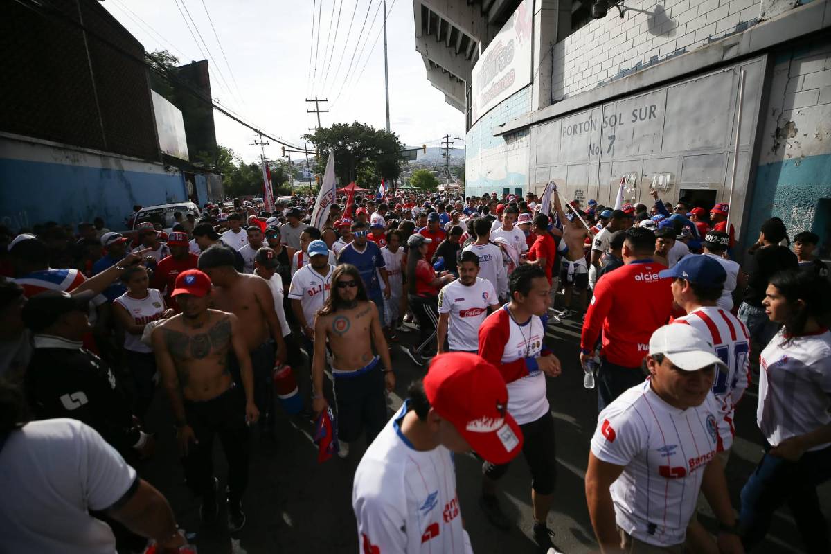 La Ultra Fiel prendió el clásico: bengalas, cánticos y pasión en el Chelato Uclés