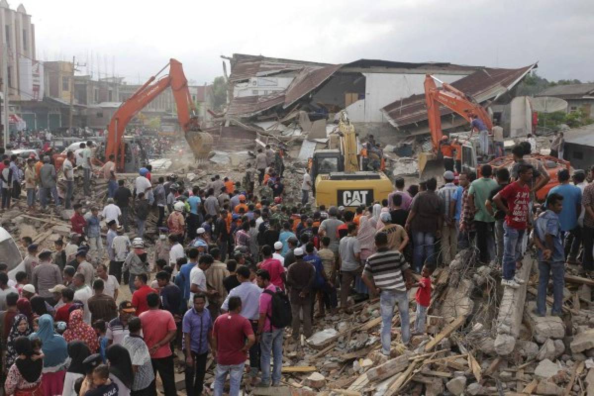 Indonesia busca sobrevivientes tras un potente terremoto: 97 muertos  