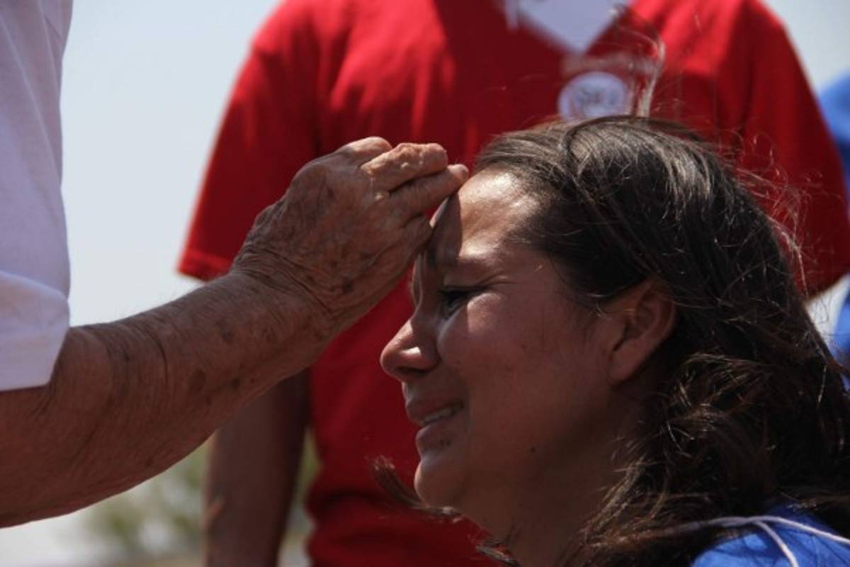 Familias separadas por frontera México-EEUU se funden en un breve abrazo