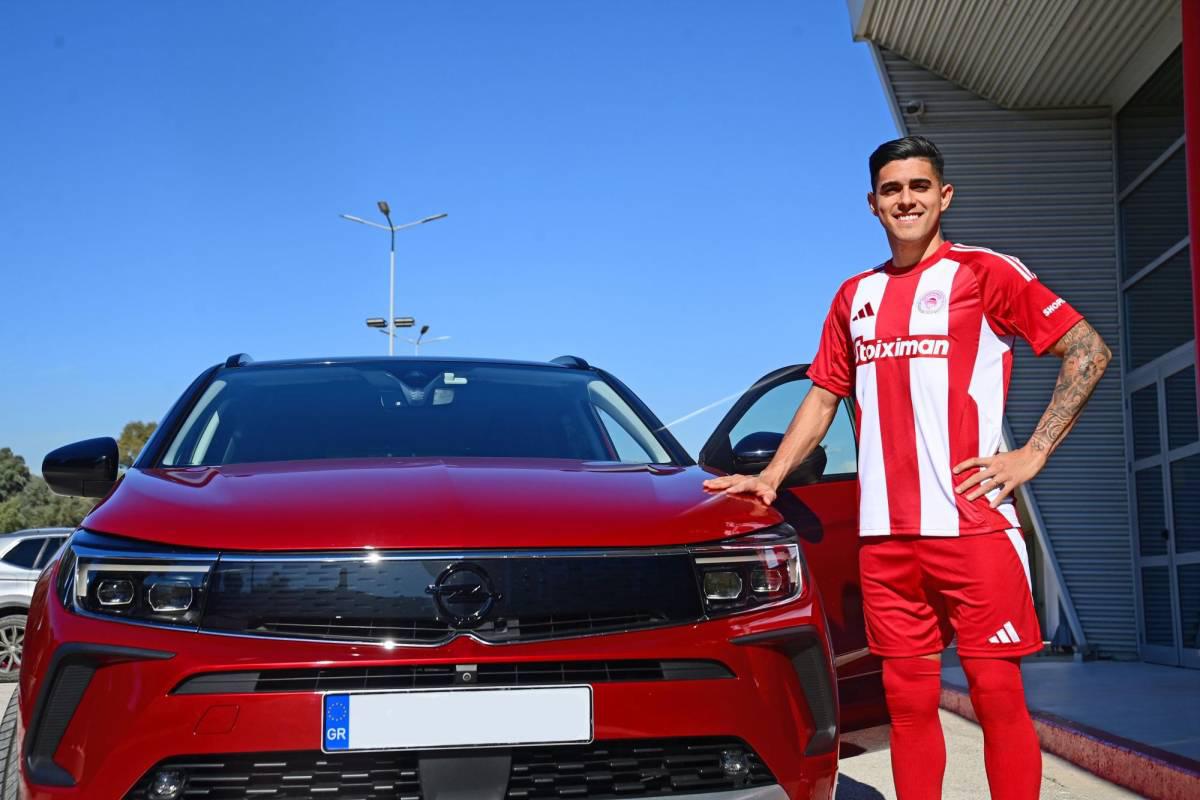 Luis Palma es presentado con el Olympiacos de Grecia al lado de lujoso carro