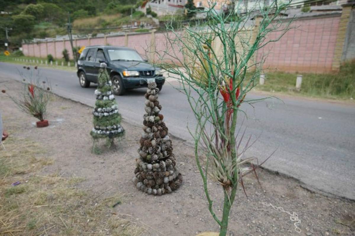 Auge comercial de adornos navideños en las salidas de Tegucigalpa