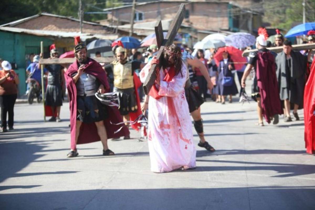 VIDEO: Hondureños acuden con fe al Vía Crucis este Viernes Santo