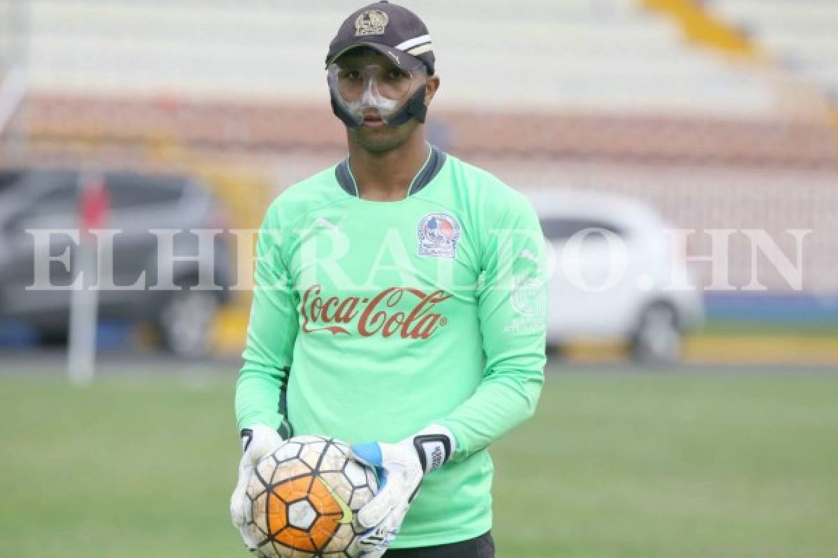 Donis Escober ya trabaja protegido con la máscara para llegar fino a los duelos eliminatorios