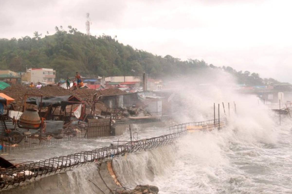 Tifón deja 1 muerto y graves daños a su paso por Filipinas