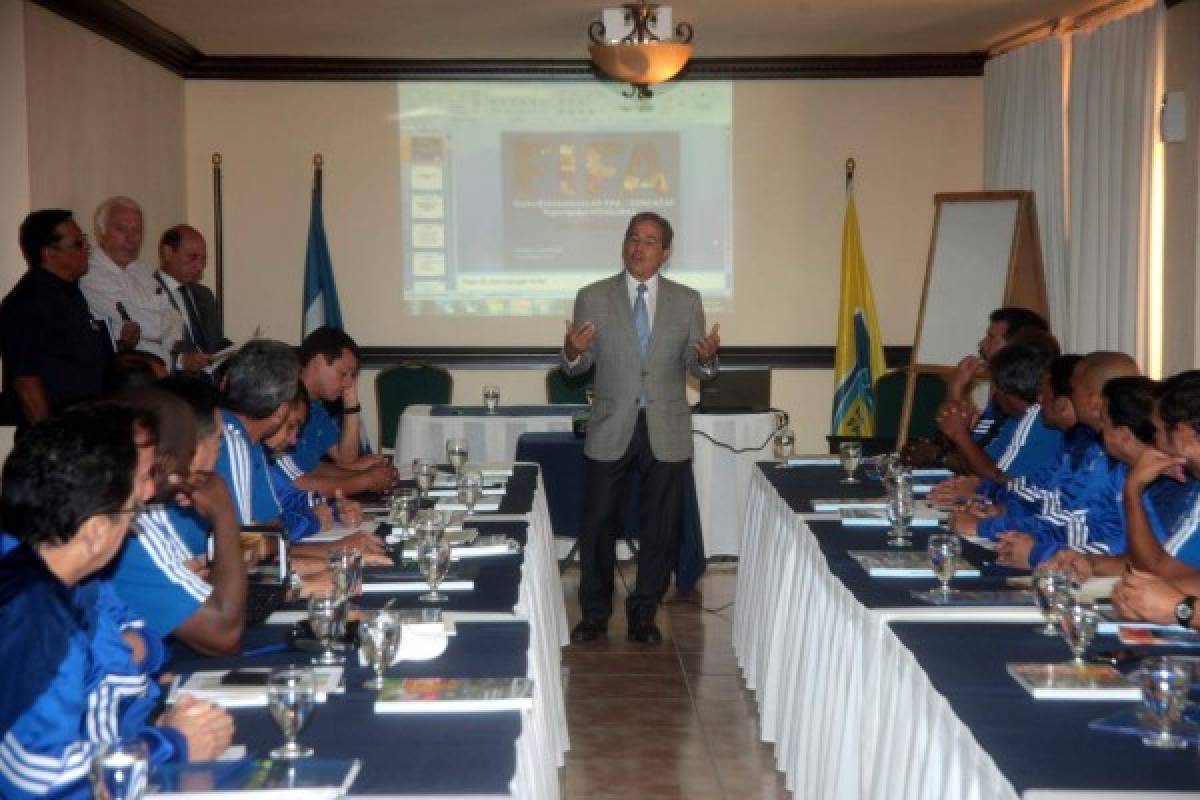 Ser entrenador de fútbol de Honduras: Un espacio limitado y repleto de una pequeña élite