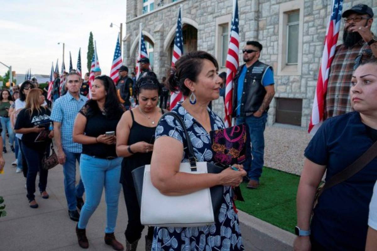Cientos asisten a funeral de víctima de El Paso para acompañar a viudo solitario