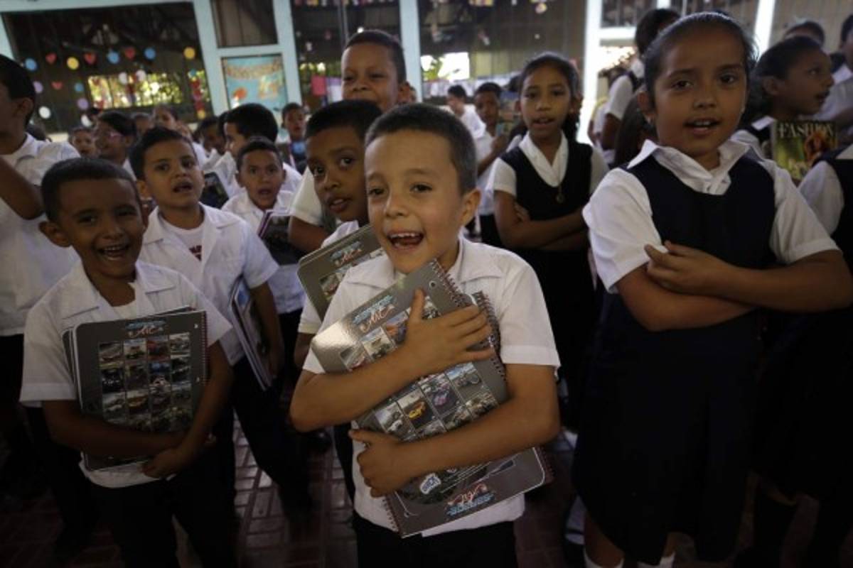 Este pequeño se aferró a sus nuevos amigos que lo acompañarán en sus aulas de clases.