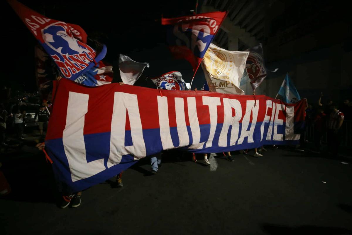 Olimpia vs Alajuelense: Eufórica llegada de la Ultra Fiel al estadio Nacional