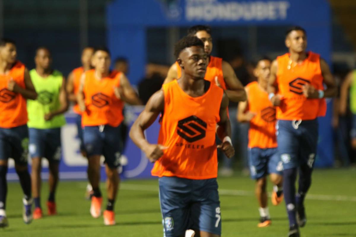 Bellas chicas, show de la Ultra Fiel, reconocimiento a figuras del Olimpia y los nuevos fichajes