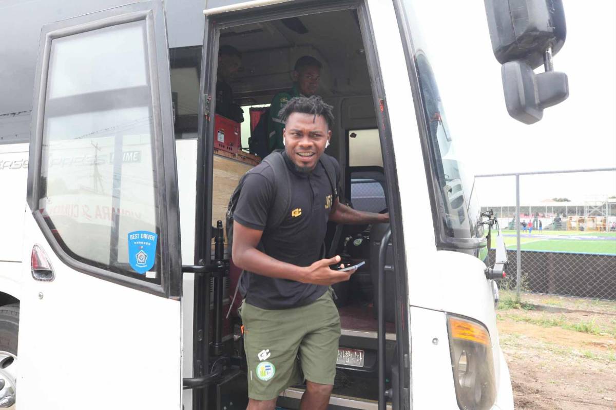 Llegada de Olimpia, curiosa charla de Espinel y las bellas chicas en el estadio Óscar Peralta