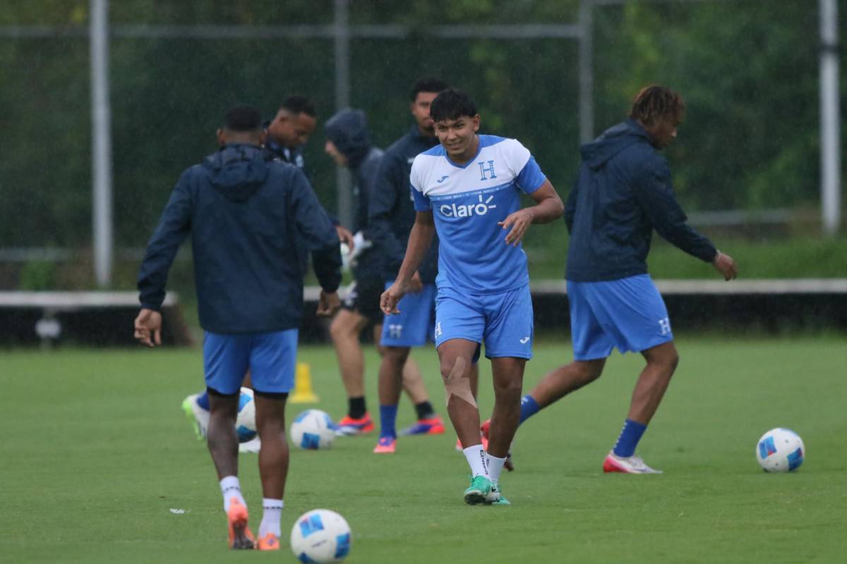 Honduras entrena bajo la lluvia y con mucha seriedad previo a partido ante Haití