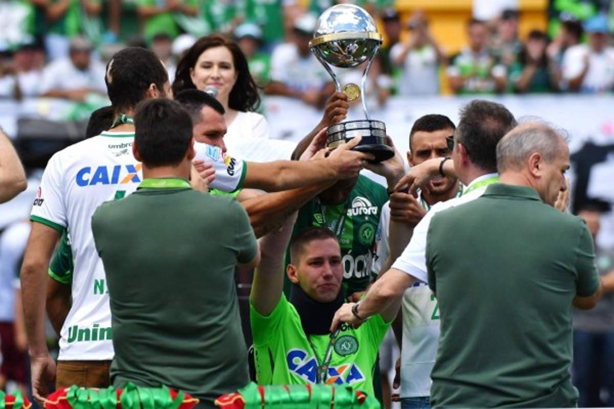Los tres sobrevivientes del Chapecoense alzan la Copa Sudamericana