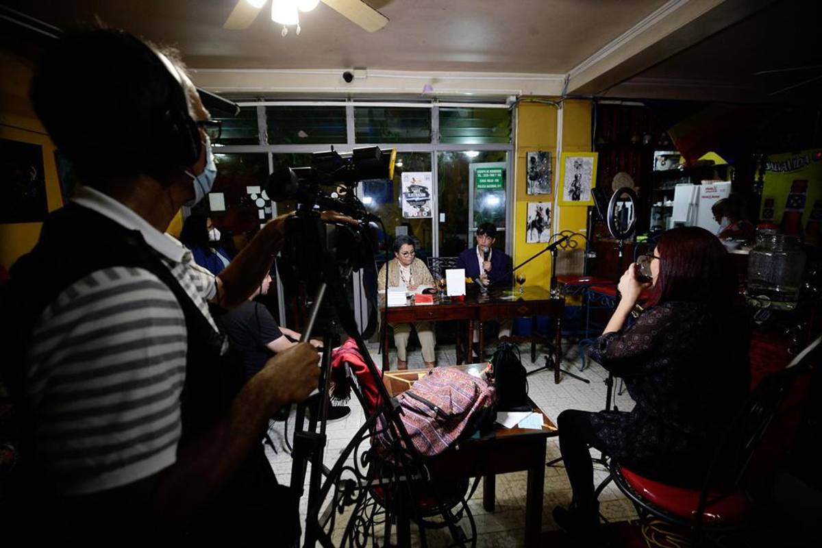 Carlos Santos: “Poeta es el que por definición entregasu vida a travésde su poesía”