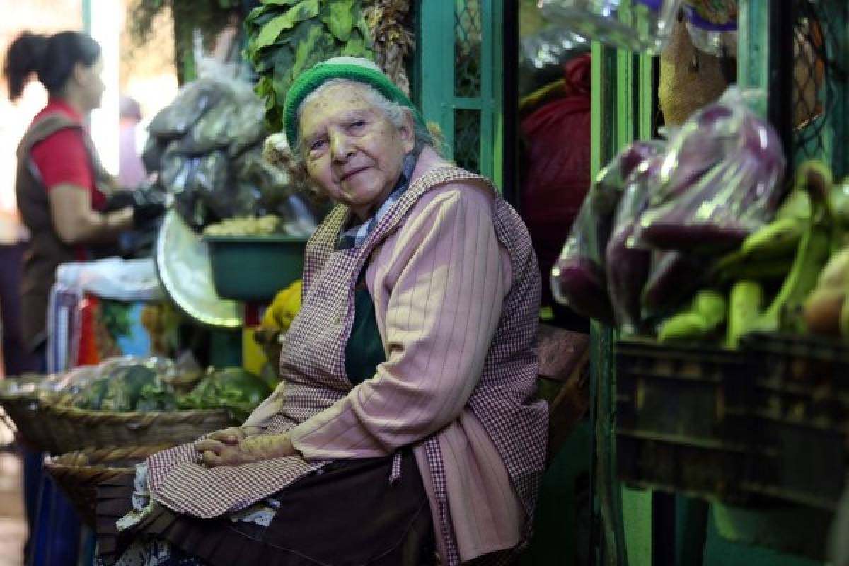 Las abuelitas de los vendedores del mercado San Isidro
