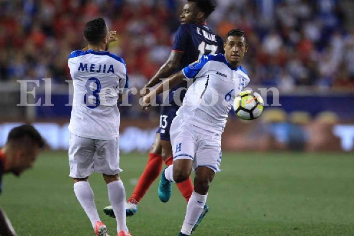 El catracho Bryan Acosta mientras lucha el balón en el Red Bull Arena. (Foto: Ronal Aceituno / Grupo Opsa)