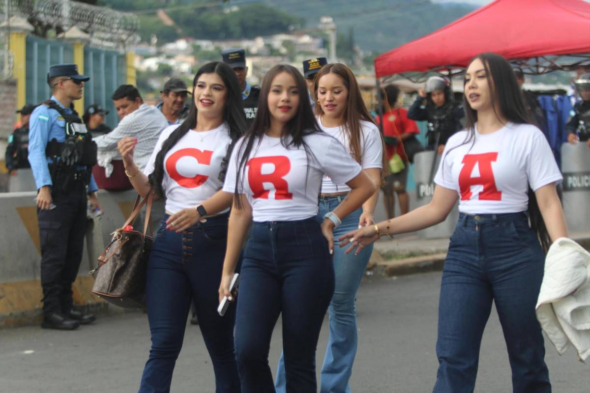 Las bellas chicas que se robaron  miradas en el clásico capitalino entre Motagua y Olimpia