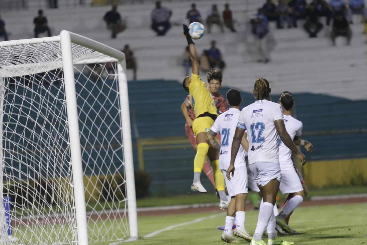 Linda chica se roba el show, jugador con look exótico y tristeza de Platense tras caer ante Motagua