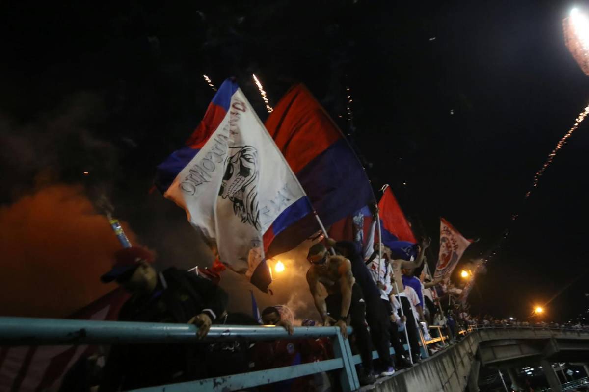 Enmascarado sorprende y lo que hizo linda chica: Llegada de la Ultra al Olimpia vs Cartaginés