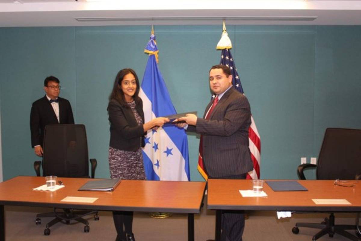 La representación del Gobierno de Honduras y firma del memorándum de Entendimiento, estuvo a cargo del Encargado de Negocios Ad Interin de la Embajada de Honduras en los Estados Unidos, Ministro Luis Cordero (Foto: Cancillería/ El Heraldo Honduras/ Noticias de Honduras)