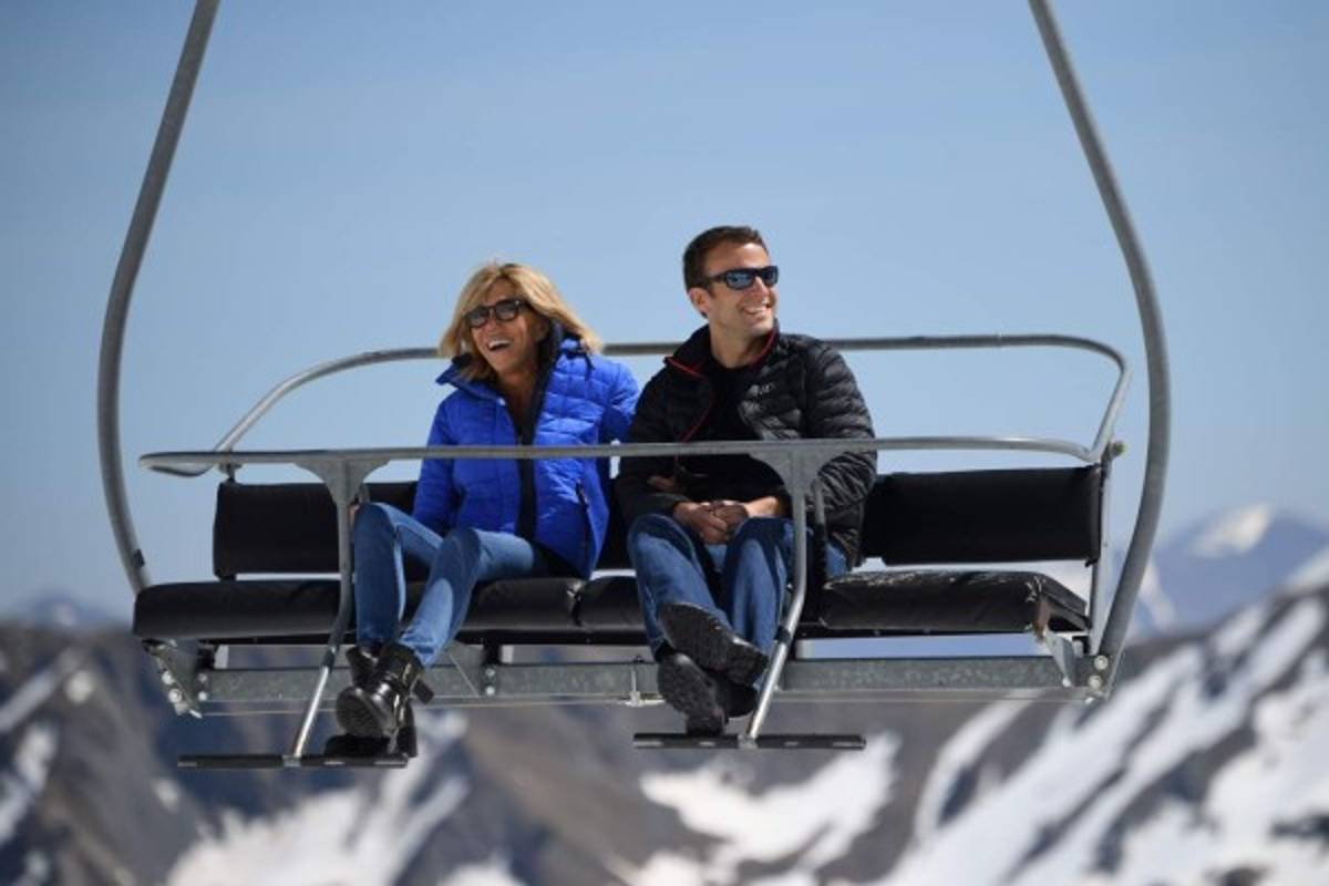 La historia de amor de Emmanuel y Brigitte Macron, la nueva pareja presidencial de Francia