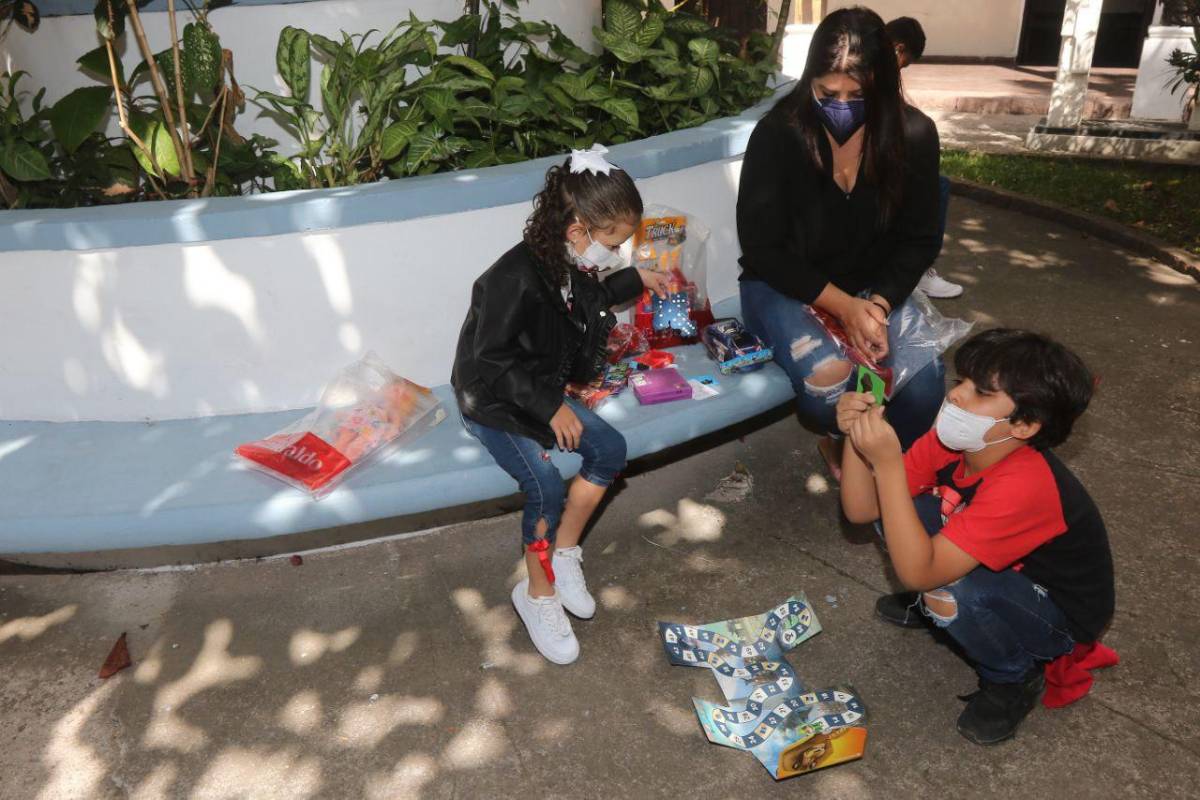 Momento en que los pequeños abrieron sus regalos.