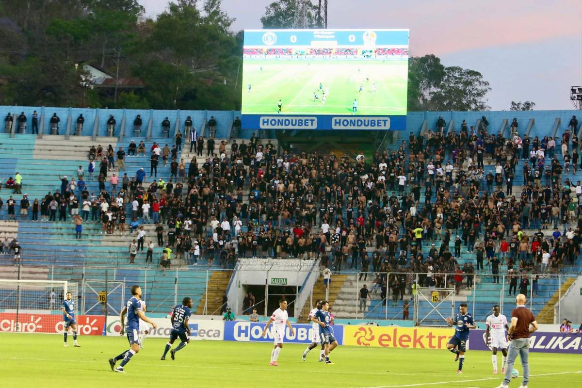 Motivo de la pelea de barras, terror en las afueras del Nacional y Olimpia hace sufrir a Motagua