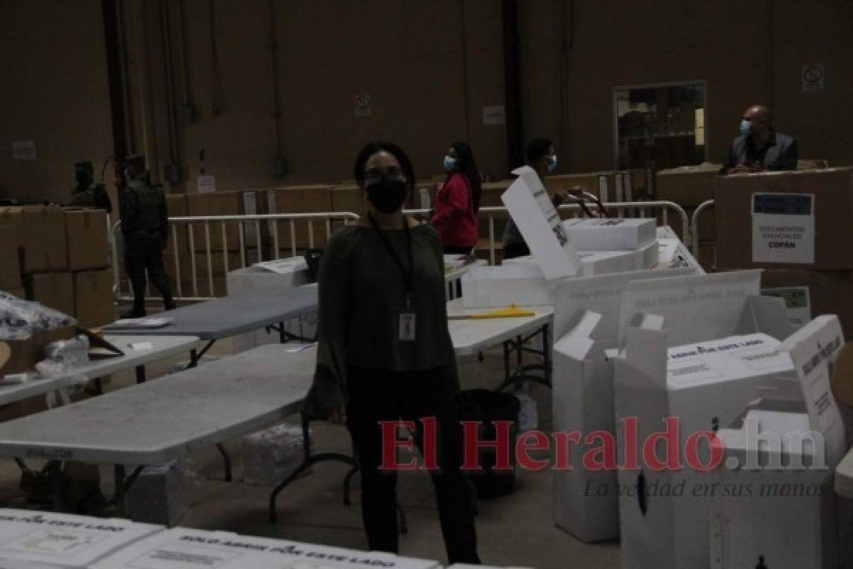 Así avanza el proceso de preparación de maletas electorales en el Centro Logístico Electoral (Fotos)