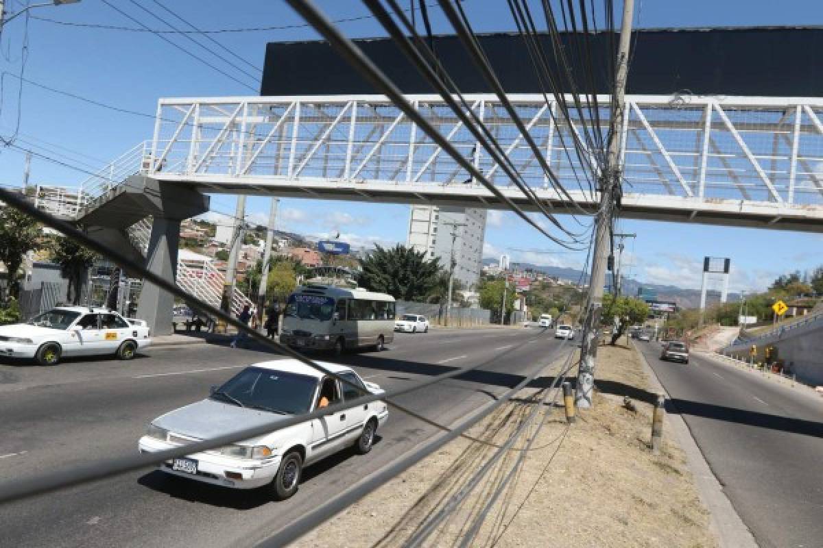 Marañas de cables ahora invaden las aceras de la ciudad