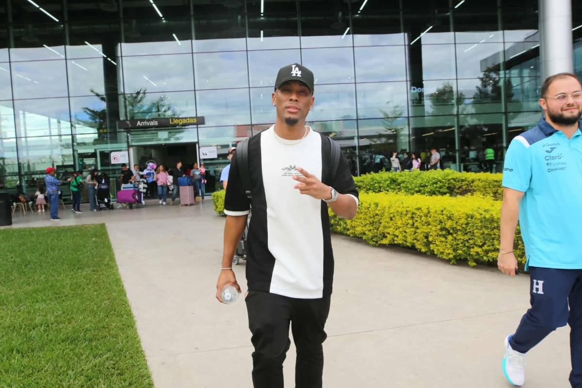 Quioto recibe propuesta y linda chica cautivó en llegada de legionarios a Honduras