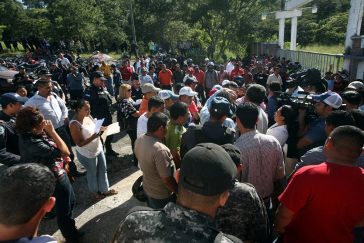Policías claman por pago de salarios