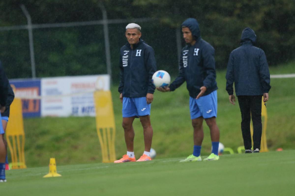 Honduras entrena bajo la lluvia y con mucha seriedad previo a partido ante Haití