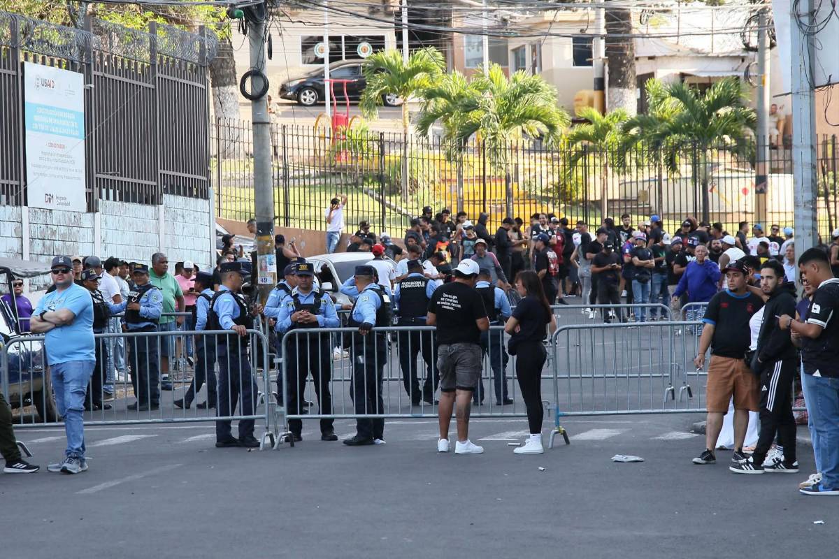 Motivo de la pelea de barras, terror en las afueras del Nacional y Olimpia hace sufrir a Motagua