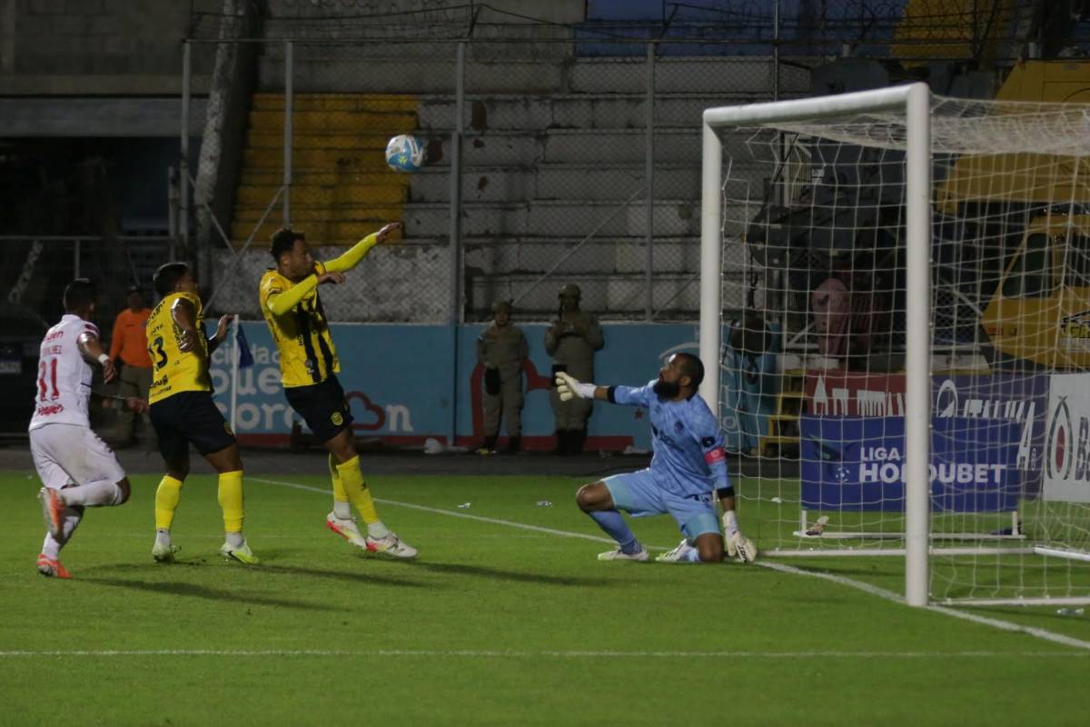 Goles, celebraciones, ambiente y jugadas: imágenes del clásico moderno