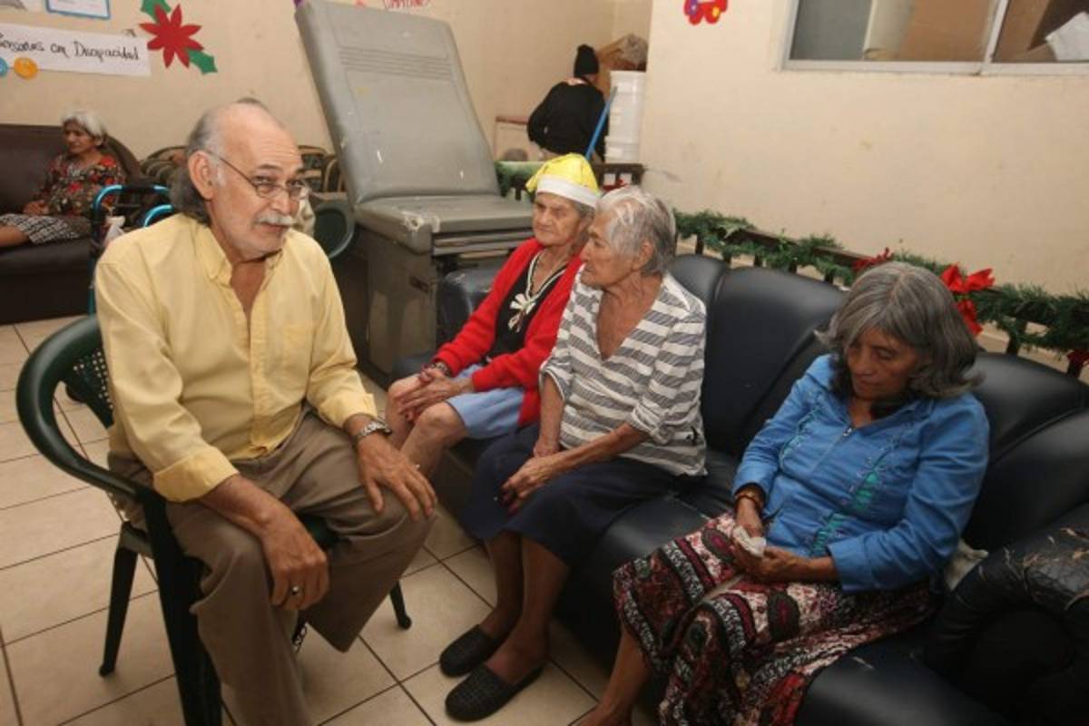 Ancianos sobreviven gracias a la caridad
