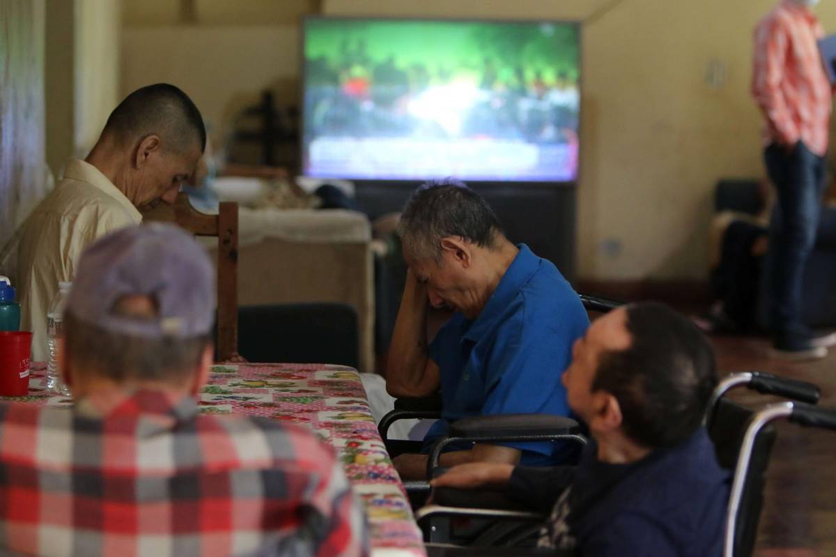 Bajo el asedio del abandono viven los ancianos en asilos