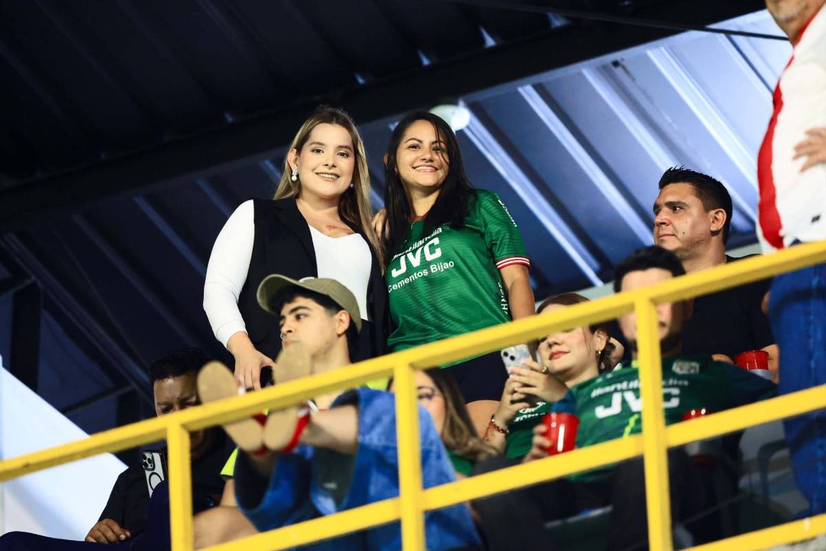 Novia de jugador deslumbra y presentadora es captada apoyando a su equipo en la final