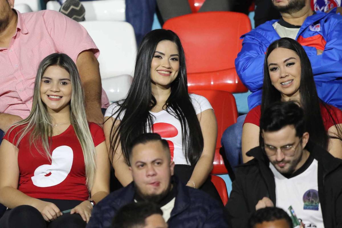 El Nacional se llena de lindas chicas en semifinal de Olimpia ante Olancho FC
