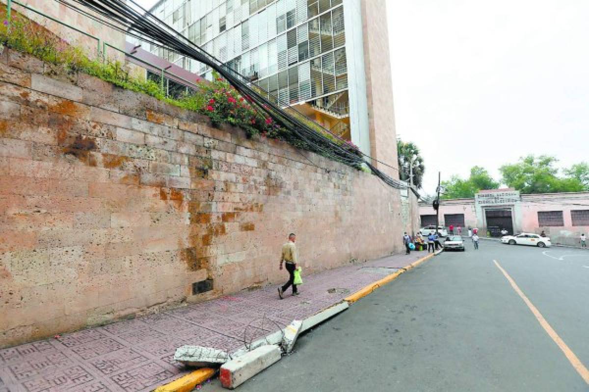 Retiran maraña de cables en la calle Bolívar de la capital