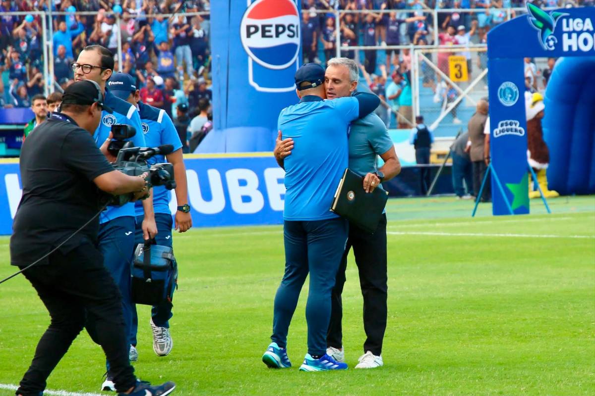 No se vio: Presentadores son captados con camisa de equipo y aficionada es llevada de emergencia