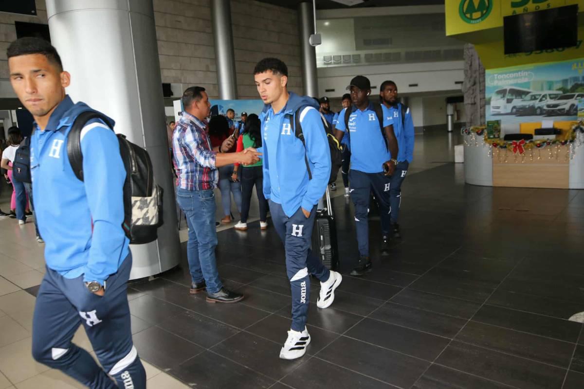 Con cara de pocos amigos llegan jugadores de Honduras tras derrota con Nicaragua