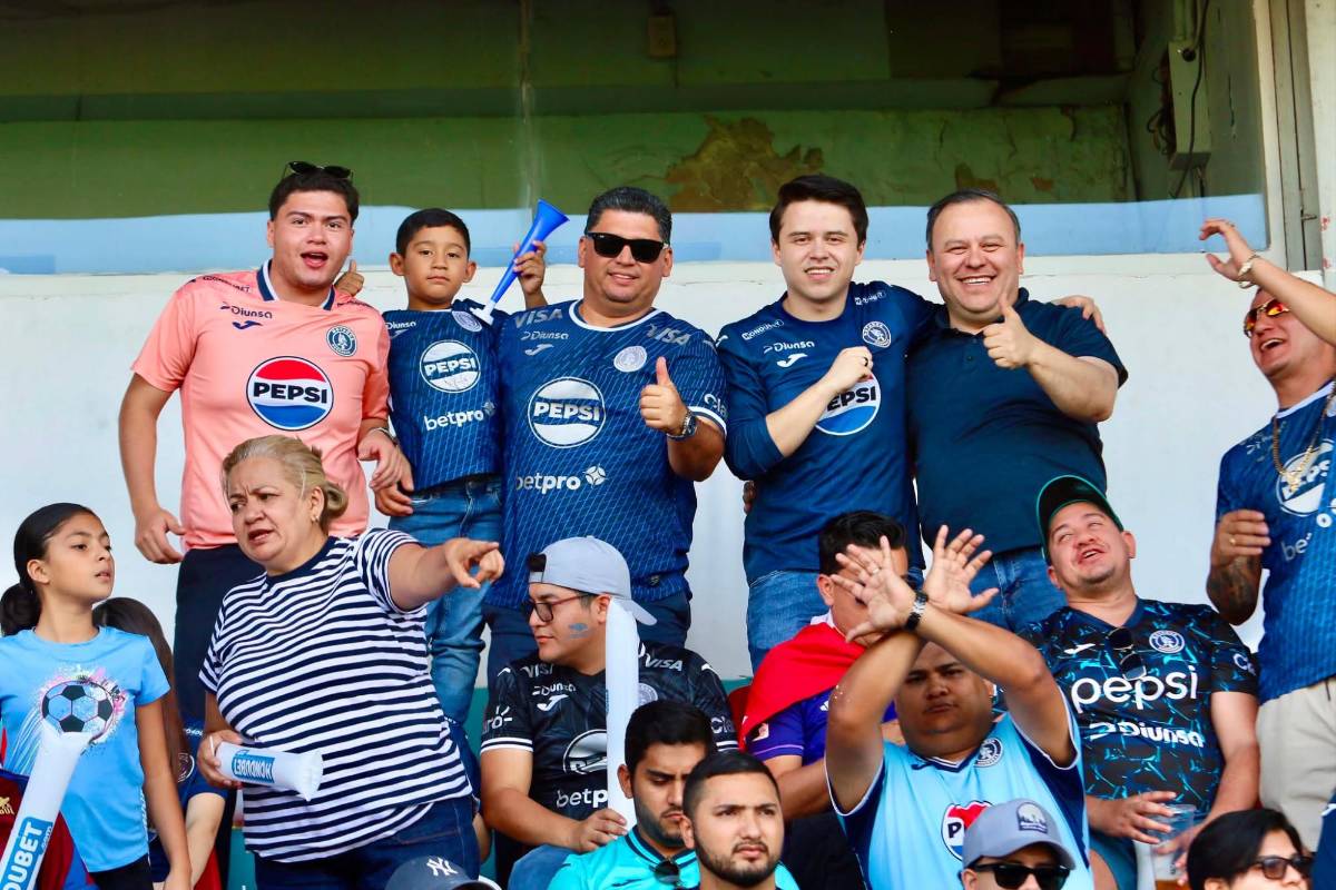 No se vio: Presentadores son captados con camisa de equipo y aficionada es llevada de emergencia