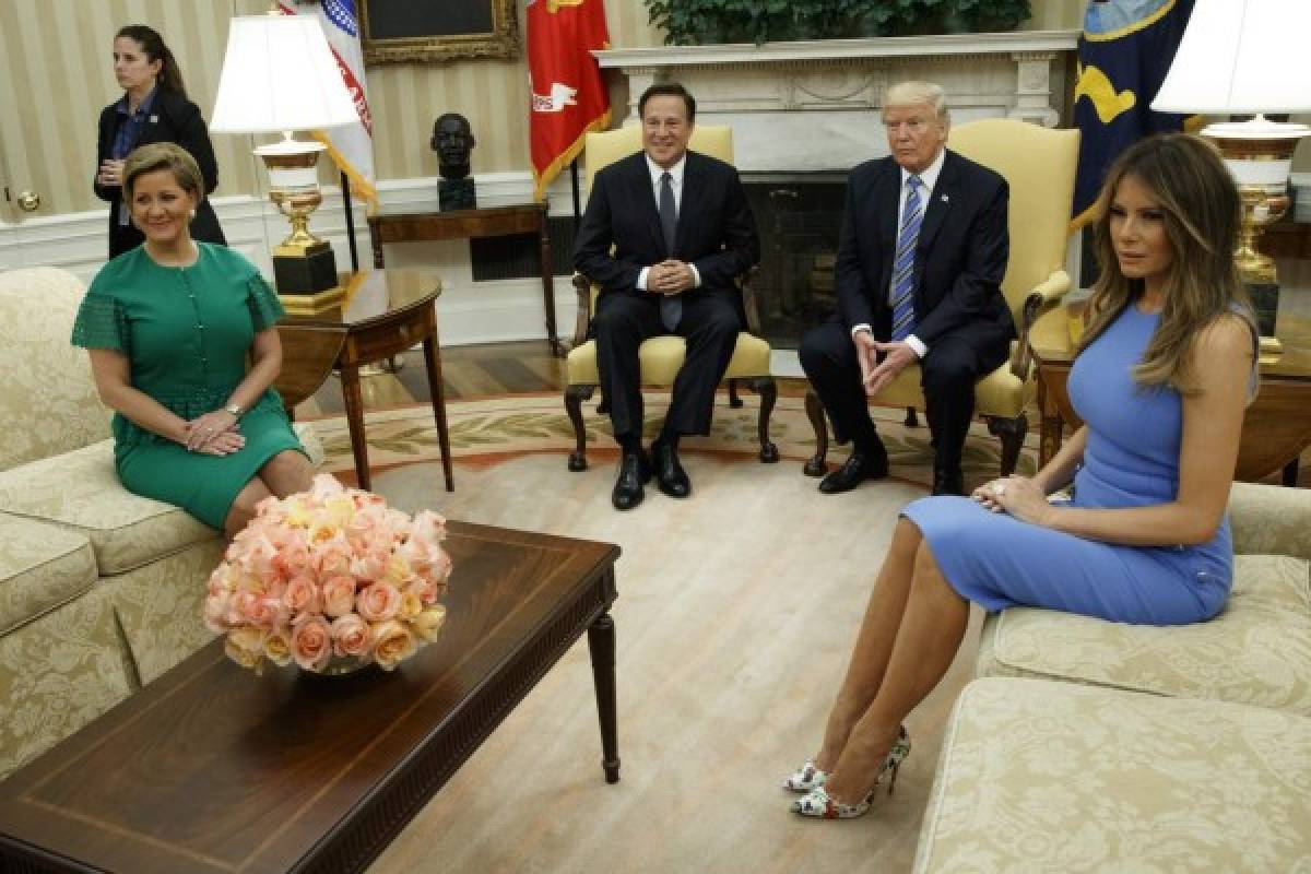 President Donald Trump and first lady Melania Trump meet with Panamanian President Juan Carlos Varela and his wife Lorena Castillo in the Oval Office the White House in Washington, Monday, June 19, 2017. (AP Photo/Evan Vucci)